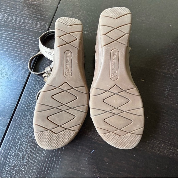 Baretraps 9 memory foam Hammond Bronze Strappy Floral low wedge heel Sandals - Picture 11 of 11